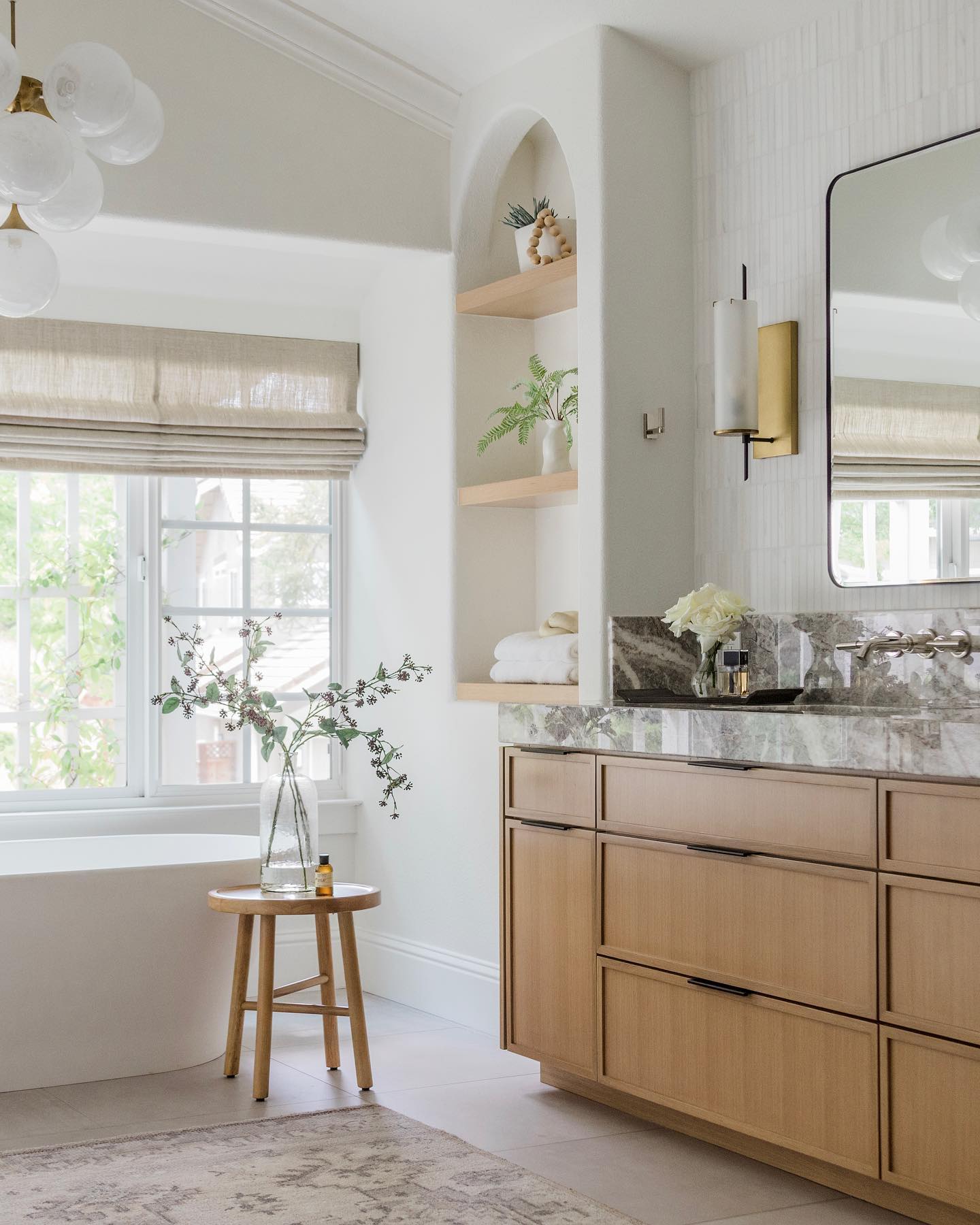 Designer Nina Jizhar & IRG transformed this 90s bathroom from drab to fab with the use of IRG’s Fior De Pesco Marble